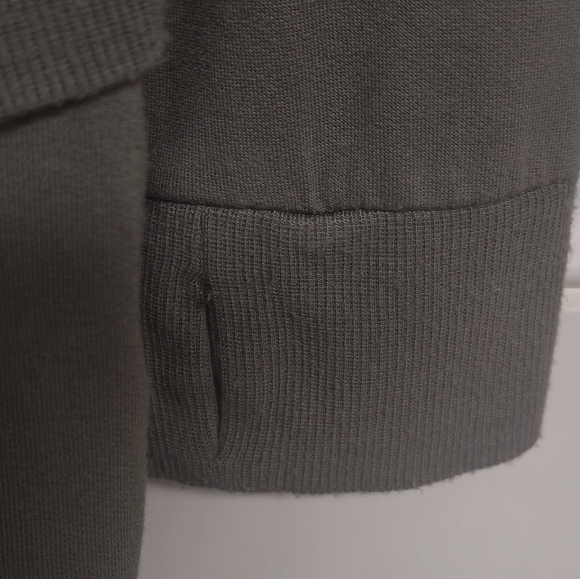 BNWOT! Women's Size Medium. Long-Sleeved Olive Green Lightweight Sweatshirt!✨️ - Picture 5 of 11